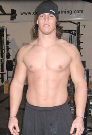 [Image: brian-cushing-shirtless2.jpg]