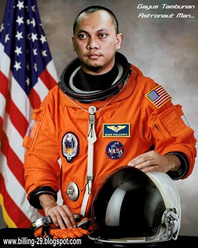 http://4.bp.blogspot.com/_XJS3J_ZflMo/TSlpessrUDI/AAAAAAAAAL4/qSzgQ1UmHnA/s1600/Gayus+Tambunan+seorang+astronot.jpg