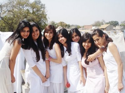 http://4.bp.blogspot.com/_XNw2BMO6-7I/S35NVd6SQLI/AAAAAAAACjc/996S0h0yLZw/s400/Indian-Girls-Playing-Holi-Photos-19.jpg