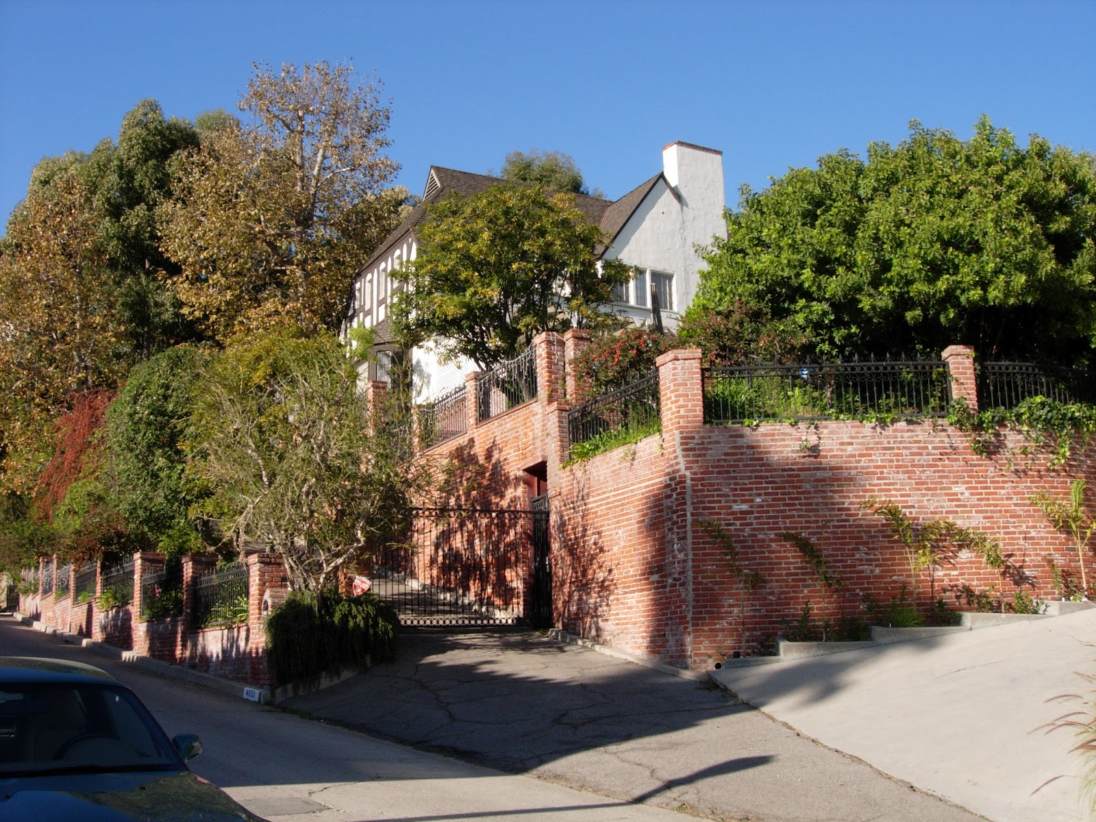 Came home early. Дом, в котором жил Уолт Дисней в Лос-Анджелесе. Особняк Уолта Диснея. Дом Уолта Диснея в Лос Анджелесе фото. Дом Уолта Диснея в Лос Анджелесе изнутри.