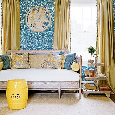 [yellow-stool-l.jpg]