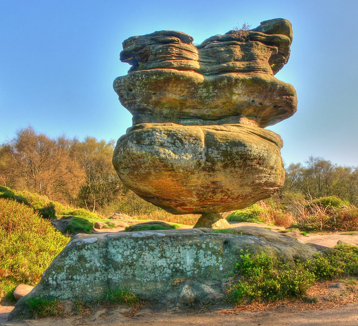 Уникальные творения природы. Скала-идол в Бримхэм Рокс. Бримхемские скалы Северный Йоркшир Англия. «Балансирующий камень», Великобритания. Балансирующий камень в Бримхэм Рокс.