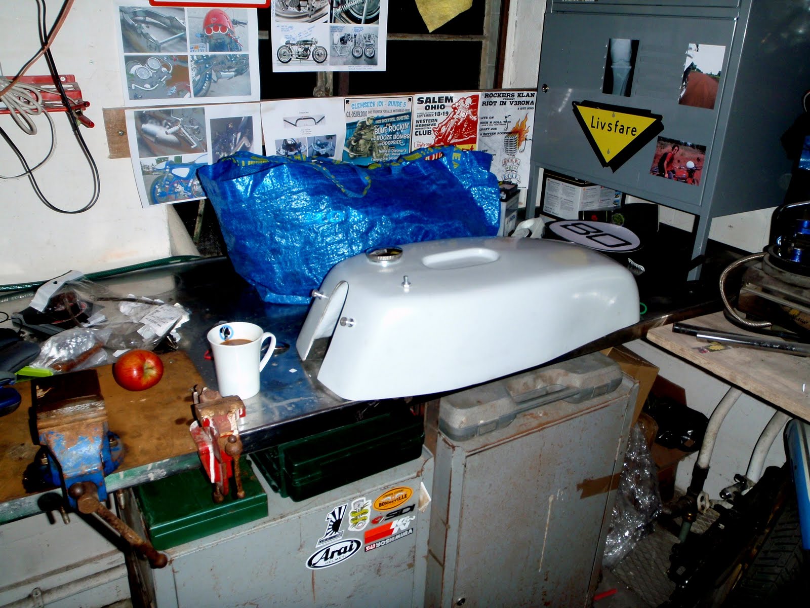 Cling on for dear life !!!: CB/CR750 Café Racer Project Started