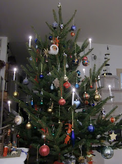 Christmas Tree 2009 (onemorehandbag)