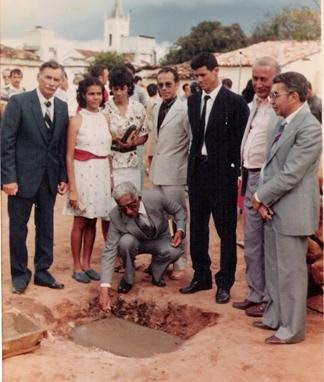 Distinto Dr. Adaelson,  Volto na oportunidade para fazer algumas considera&ccedil;&otilde;es sobre a foto do lan&ccedil;amento da IP de Piritiba. Na realidade, trata-se do 
