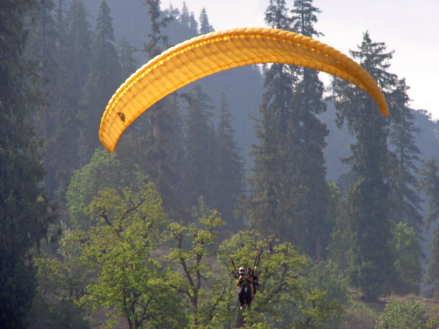Famous place for Paragliding in Manali : Solang Valley surrounded by sow capped hills and Glaciers...: Posted by VJ on PHOTO JOURNEY @ www.travellingcamera.com : VJ, ripple, Vijay Kumar Sharma, ripple4photography, Frozen Moments, photographs, Photography, ripple (VJ), VJ, Ripple (VJ) Photography, VJ-Photography, Capture Present for Future, Freeze Present for Future, ripple (VJ) Photographs , VJ Photographs, Ripple (VJ) Photography : Solang valley is a side valley at the top of the Kullu Valley in Himachal Pradesh which is 15 km northwest of the resort town Manali on the way to Rohtang Pass and is known for its summer and winter sport conditions. The sports most commonly offered are parachuting, paragliding, skating etc....: Giant slopes of lawn comprise Solang Valley and provide it its reputation as a popular ski resort. A few ski agencies offering courses and equipment reside here and operate only during winters.