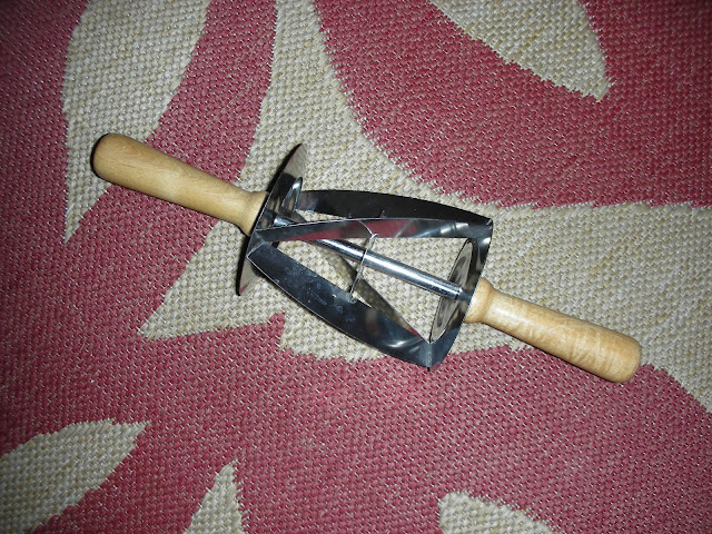 What does a croissant cutter look like? What does a croissant cutter look like?