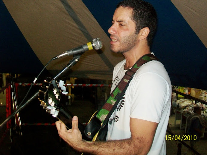 Leo Di Araújo cantando no ECCAM