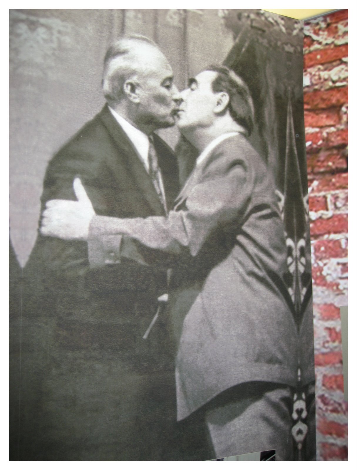 [Honecker_kiss.jpg]