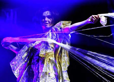 Björk danza por el escenario