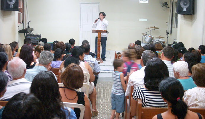 14/11/2009. Omar Zaracho pregando na Igreja Presbiteriana da cidade de Cardozo Moreira.