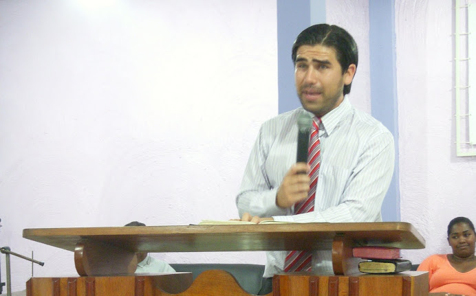 13/11/2009. Omar Zaracho pregando em Ajuda de baixo Macaé.
