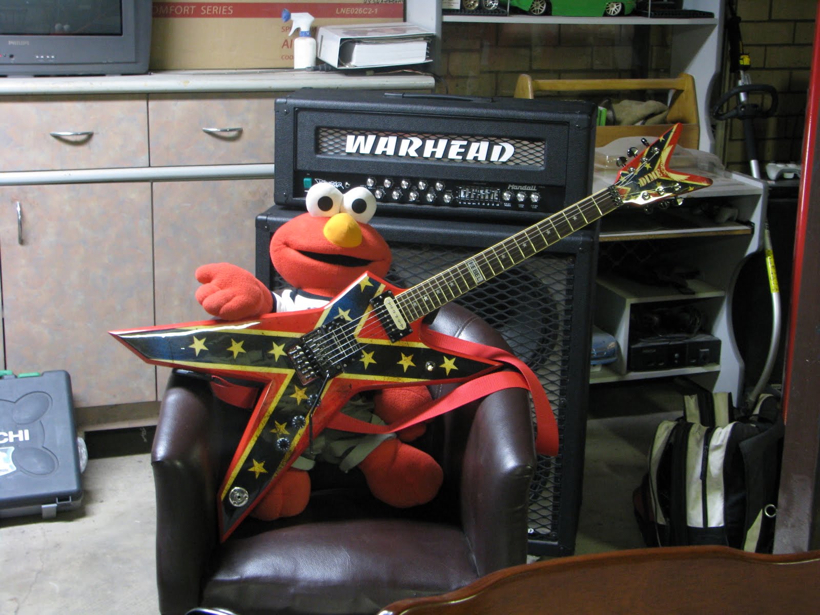 Elmo's World Trip! Elmo jams with Steve Lievesley from Zeddicus