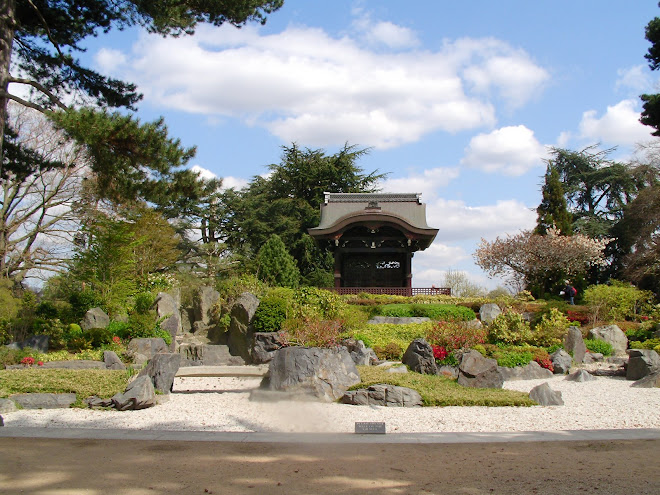 Pabellón japonés y jardín Zen en los Jardines Reales de Kew. Londres. Reino Unido.