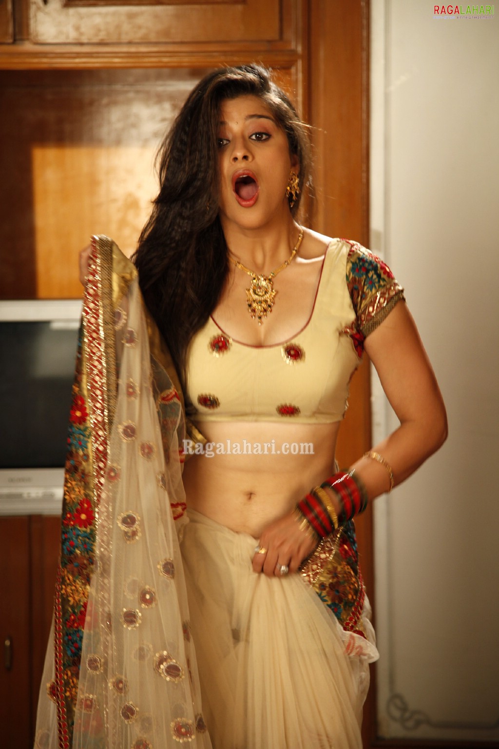 Bollywood Entertainment Madhurima Hot Saree Removing