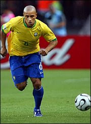 gol-do-jogador-roberto-carlos-em-97-quer-fazer-igual-cientistas