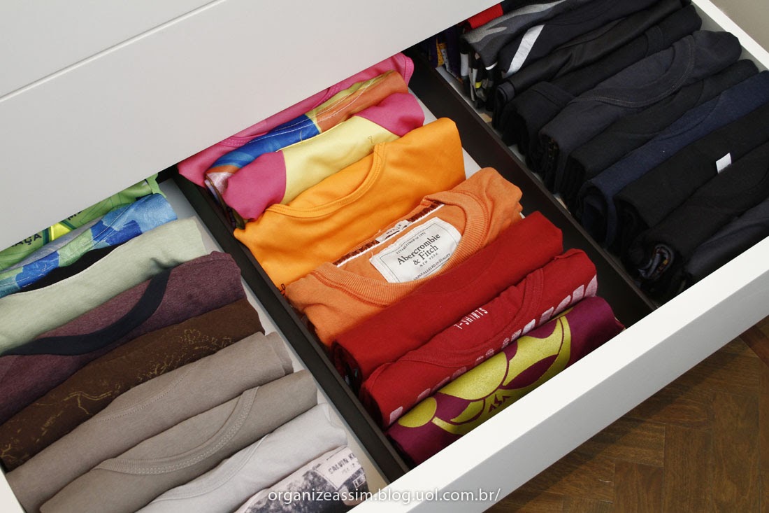 ORGANIZATTA ARRUMANDO AS CAMISETAS MASCULINAS EM GAVETAS