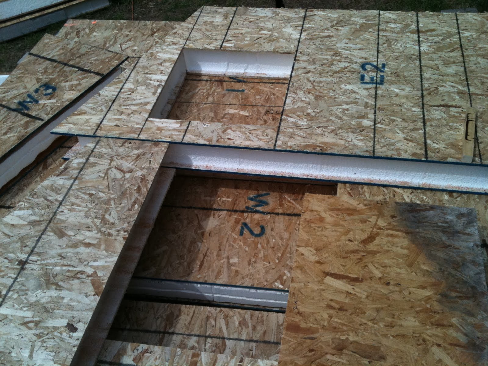 отмостка у террасы. дом на сваях стяжка. ветрозащита пола снизу на сваях. коммуникации в доме на сваях. дом на сваях стяжка.