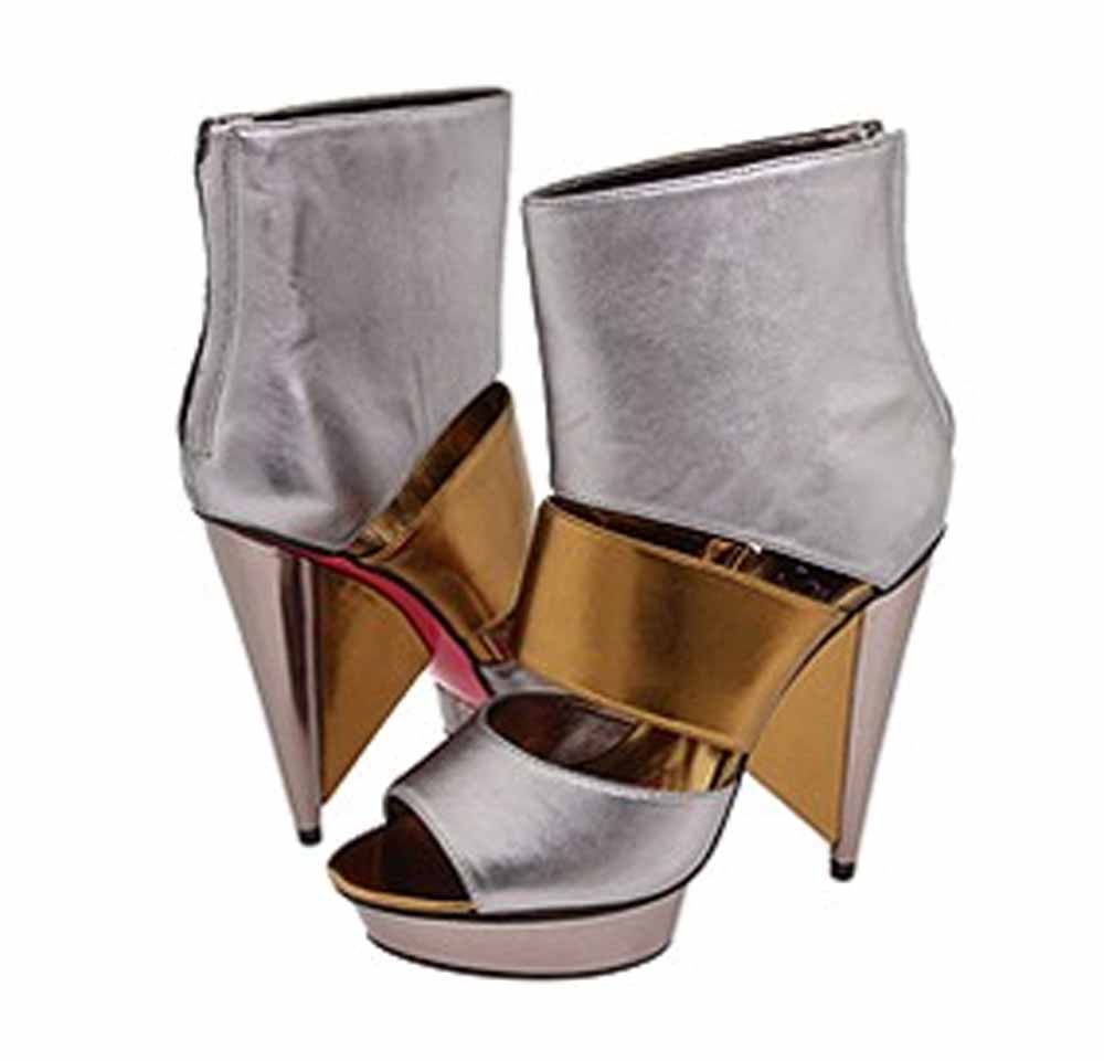 [paris+hilton+foot+wear+1.jpg]