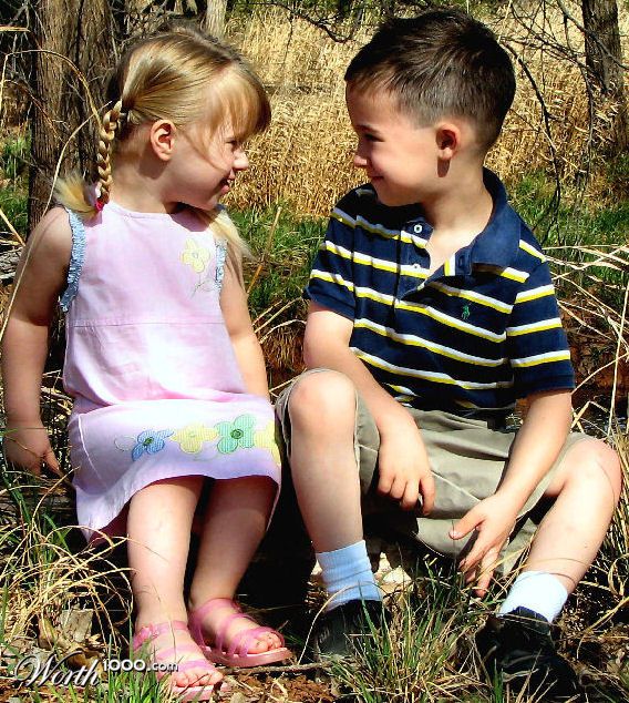 Маленький малыш голенький. Маленький голенький мальчик. Жером дюкенуа. Показала мальчику. Маннекен пис.