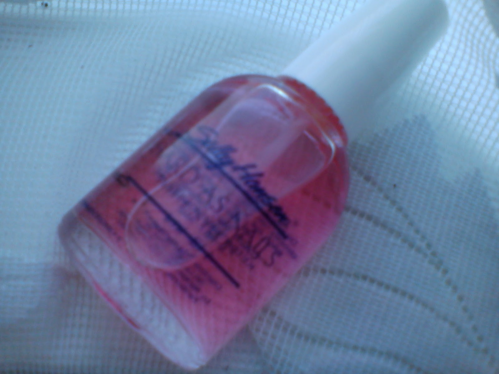 the simpleton: Sally Hansen Hard as Nails with Nylon - Natural Review