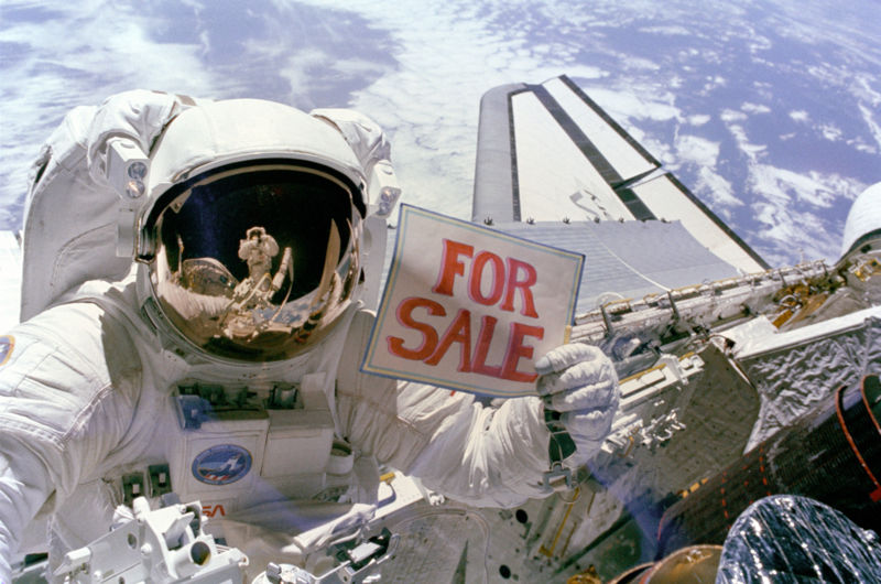 [800px-NASA_astronaut_with_for_sale_sign_on_EVA_-_to_retrieve_sattlite.jpg]