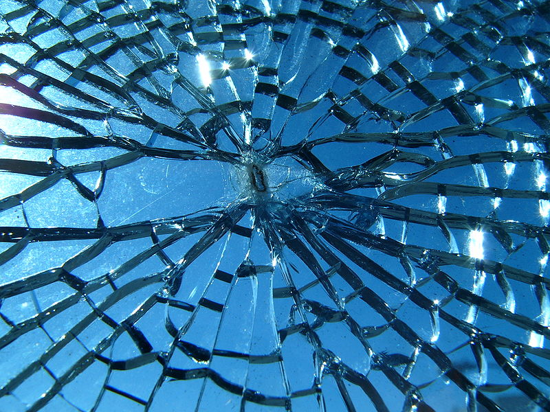 [800px-Broken_glass.jpg]