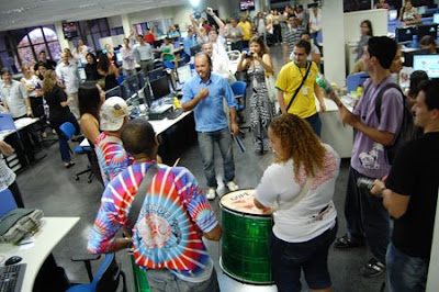 Ritmos de samba para celebrar la llegada de 'los digitales' a la nueva redacción integrada de A Gazeta. Foto: R. Salaverría, 10/09/2008