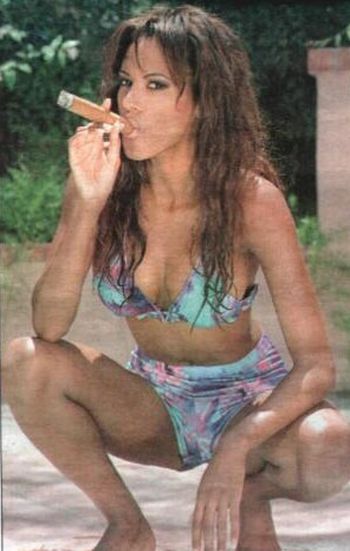 [female_celebrities_smoking_cigars_17.jpg]