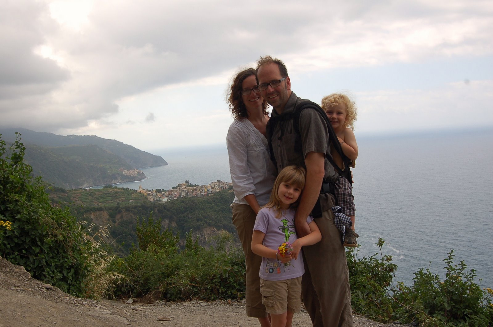 [CT-+Corniglia-+hike+to+Vernazza+family+shot.JPG]