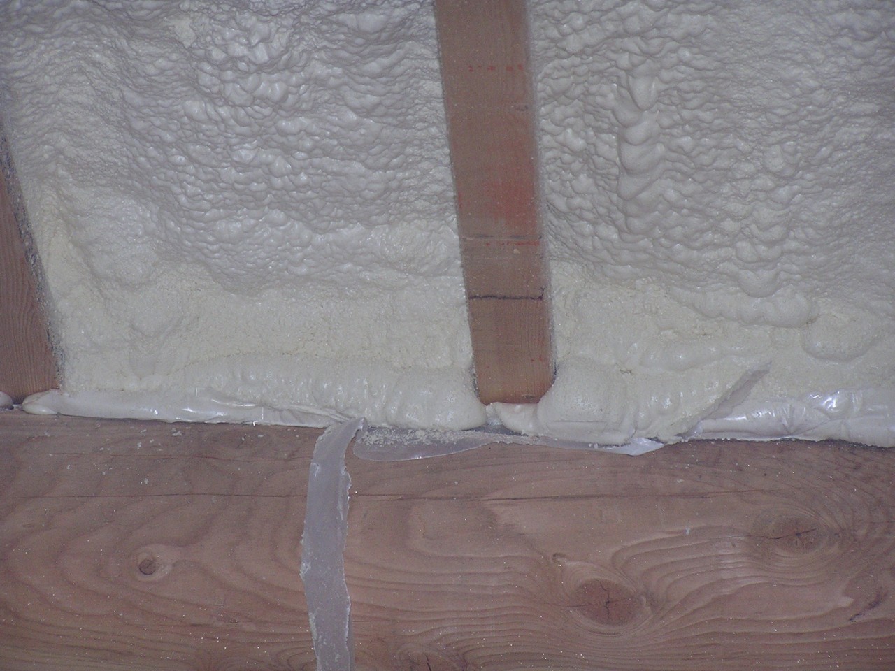 http://4.bp.blogspot.com/_YbH39bWalrQ/TUYF29wMoRI/AAAAAAAAAjM/KGk9-v3cjI4/s1600/Foam.roof.meets.wall.jpg
