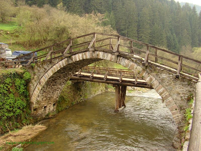 Сводест мост на Широколъшка река в Широка Лъка