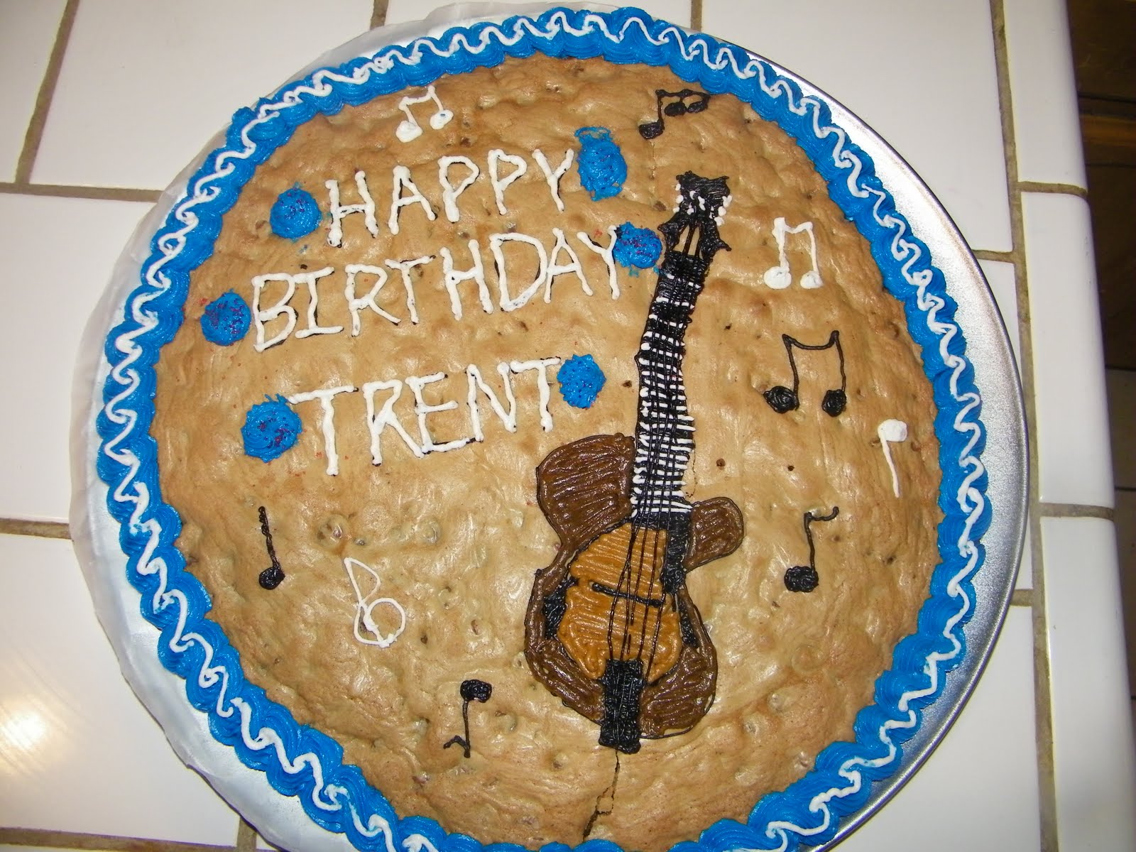 Mugu Pie's: Guitar Chocolate Chip Cookie Cake