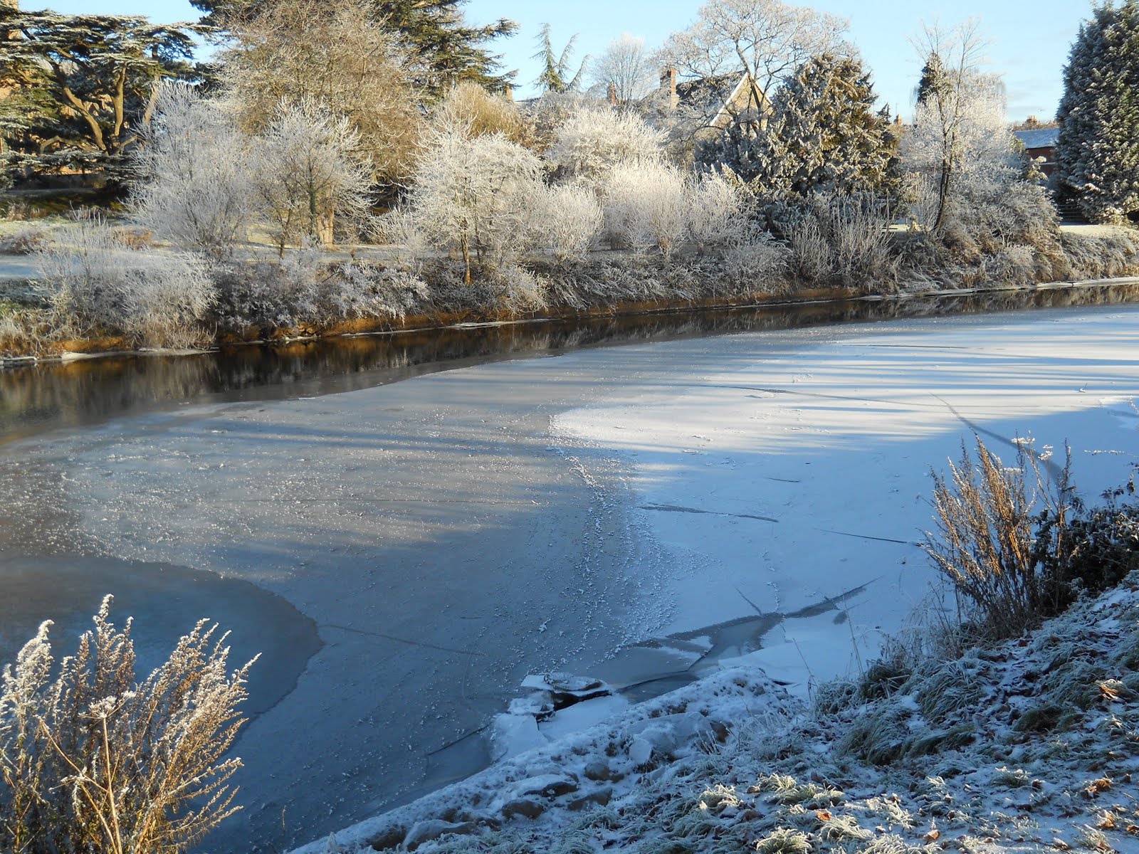 Речка надувается. Замерзшая река. Река зимой. Лед на реке.