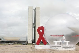  Jovem dentro de uma bolha transparente, impedido de tocar as pessoas, ilustrando a exclusão vivida por quem tem o HIV