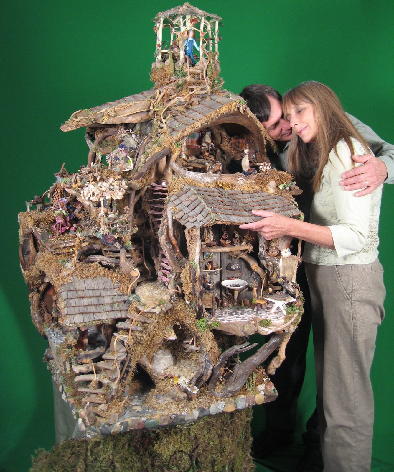 [mike+and+debbie+with+treehouse.jpg]
