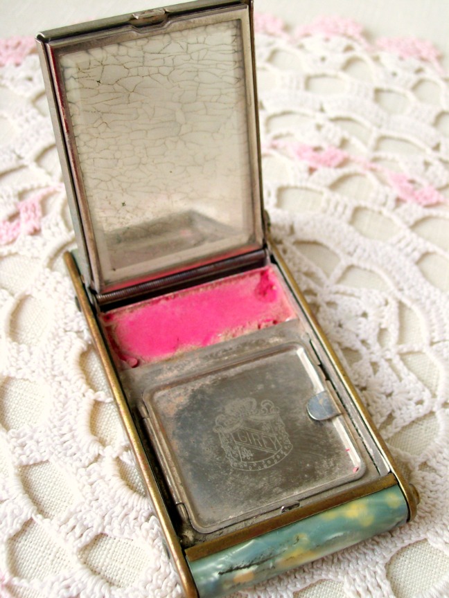 Vintage Makeup Compact 95