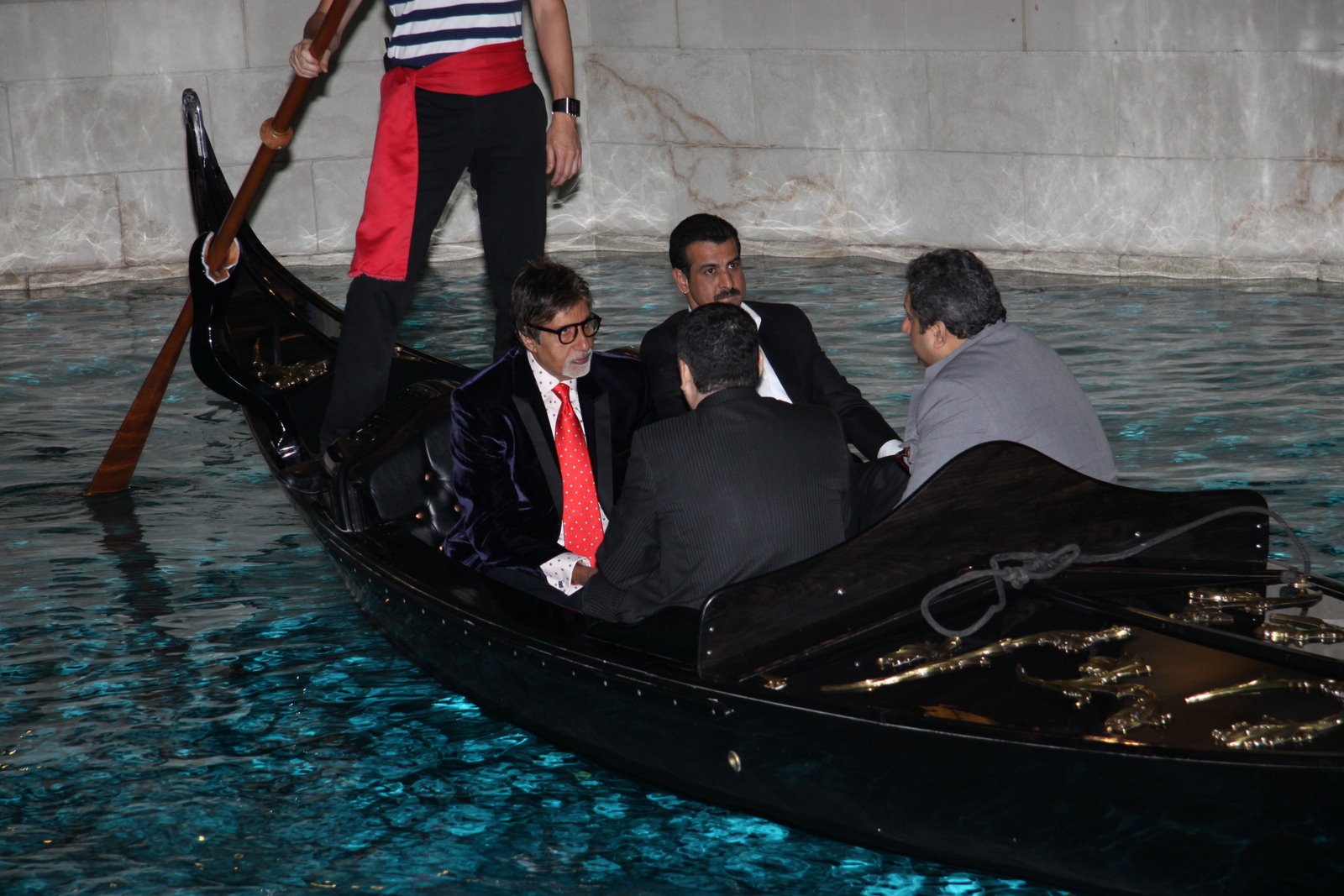 [Bachchan,+IIFA+Brand+Ambassador+rides+a+gandola+after+30+years+since+shooting+for+]