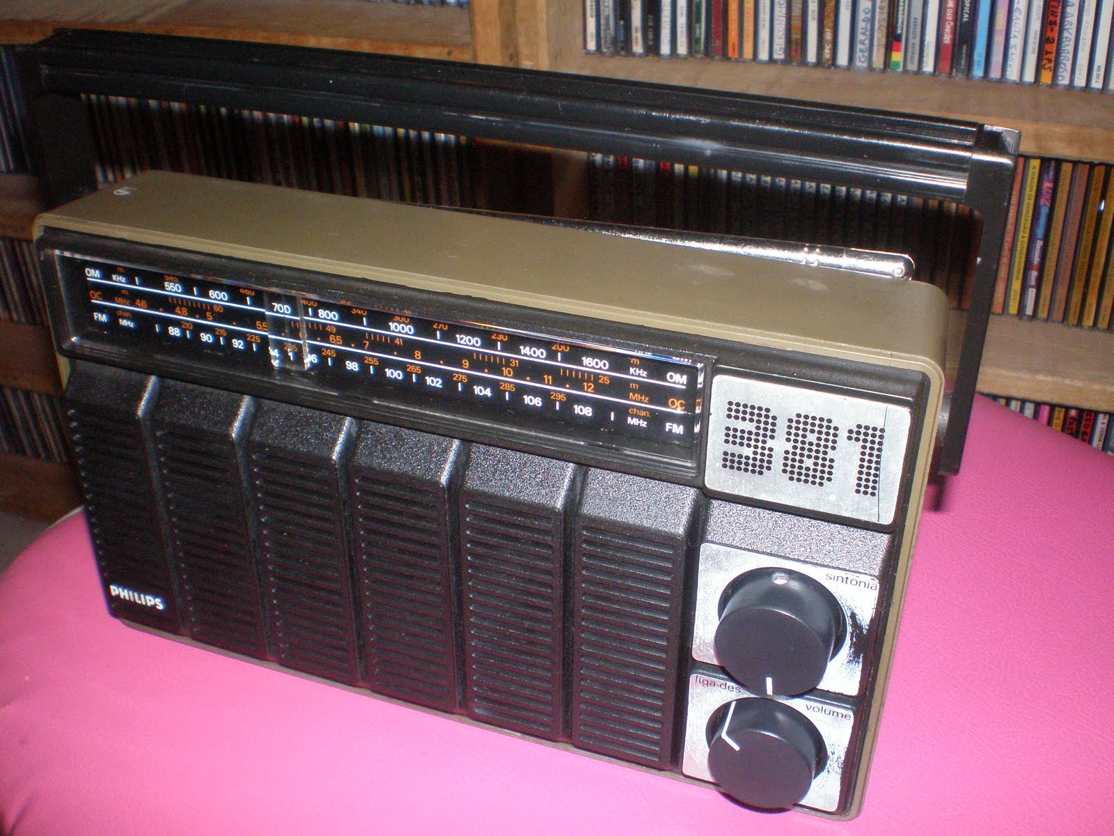 Acervo Museu do Rádio de Serrinha Bahia Fazemos Exposições Itinerantes. RADIO PHILIPS 3 FAIXAS Acervo Museu do Rádio de Serrinha Bahia Fazemos Exposições Itinerantes. RADIO PHILIPS 3 FAIXAS