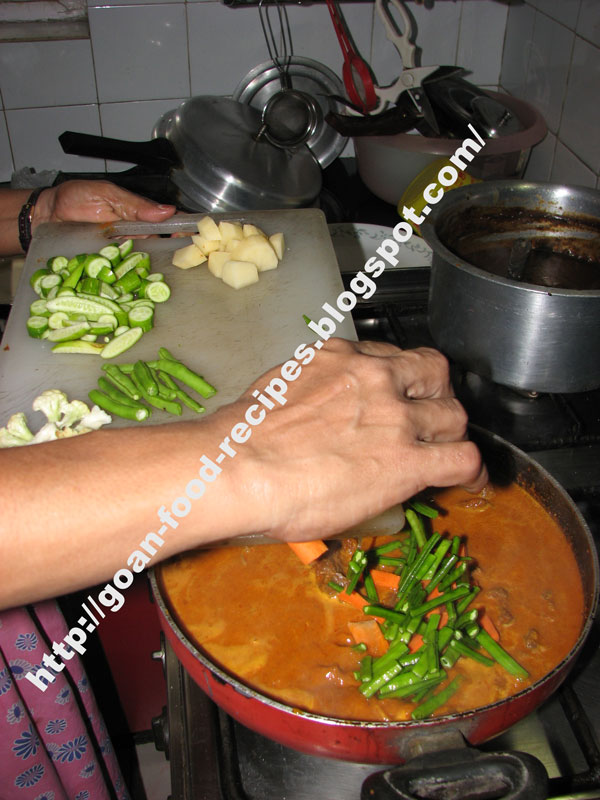 [add_vegetables_to_beef_curry.jpg]