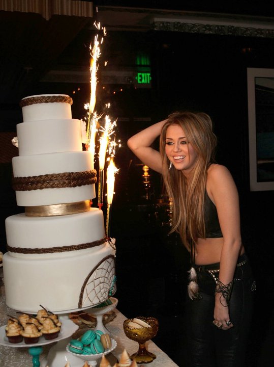 Blog de las Celebridades ! Miley cyrus no es novia de Mike posner.