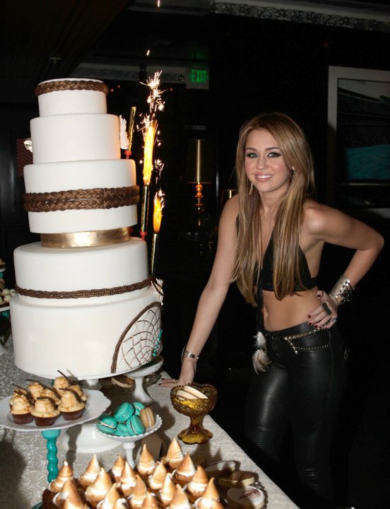 Blog de las Celebridades ! Miley cyrus no es novia de Mike posner.