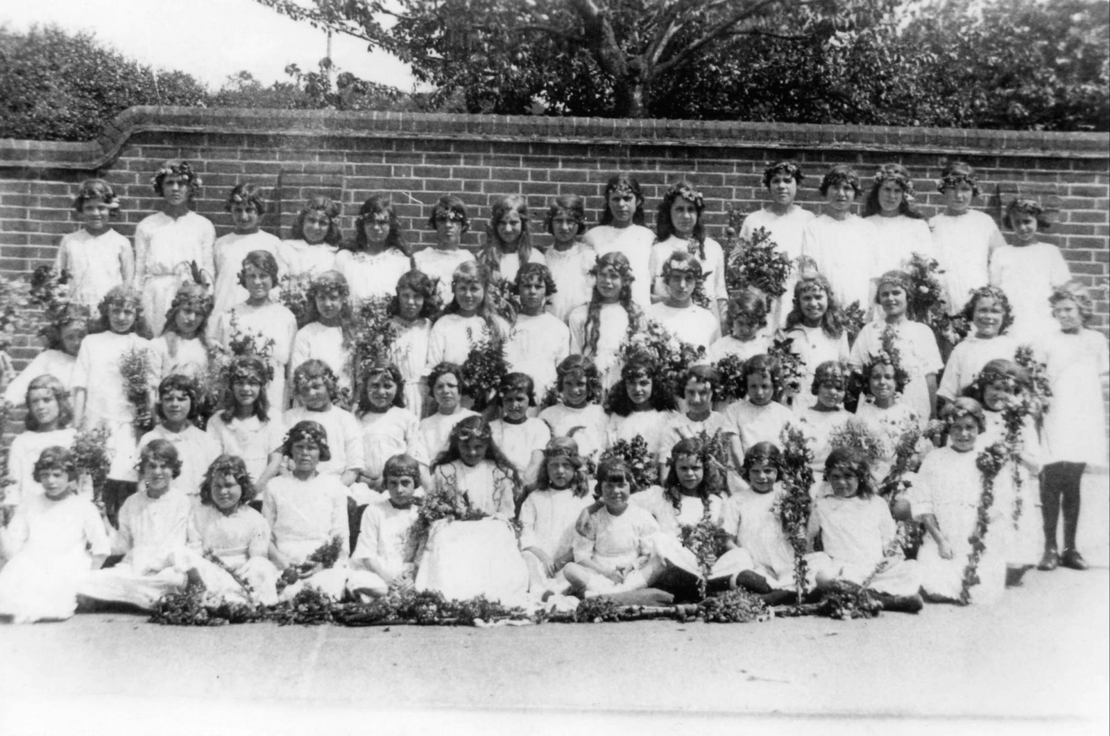 [Wateringbury+School+aprox+1933+Mum+far+right+bottom+row.jpg]