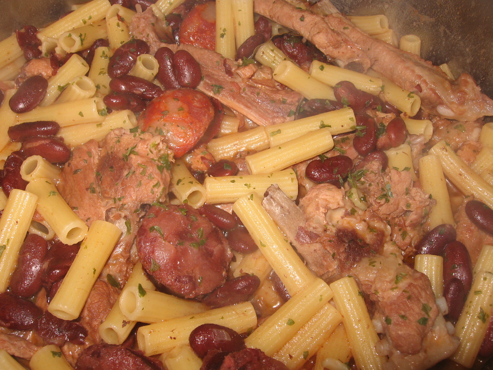 prazer-de-comer-entrecosto-guisado-com-feij-o-e-massa