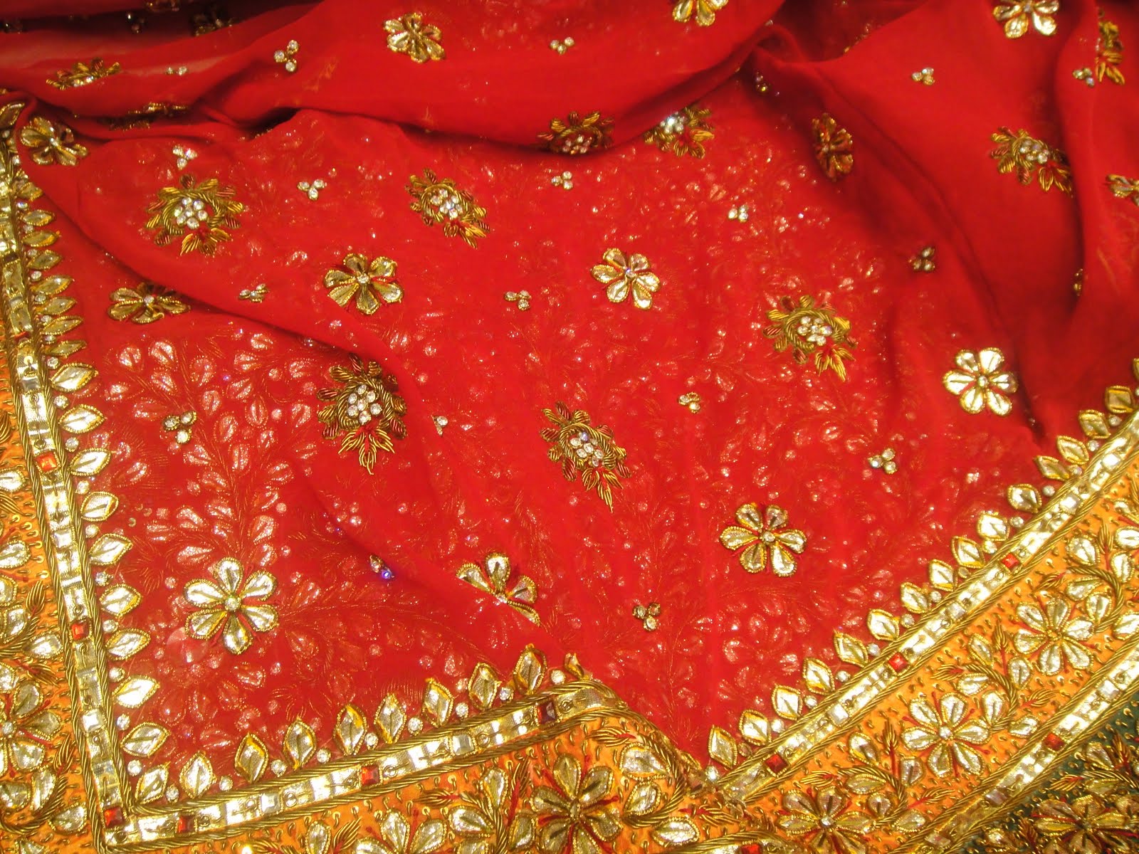 http://4.bp.blogspot.com/_ZToJHY_SMB0/TFqyAzxobfI/AAAAAAAAABQ/XXgYgeQ-sAE/s1600/indian-wedding-sari.JPG