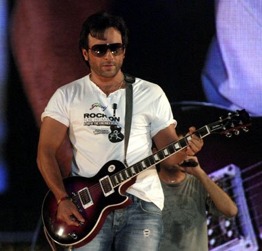 [Saif+Ali+Khan+performs+at+the+Rock+On+concert.bmp]