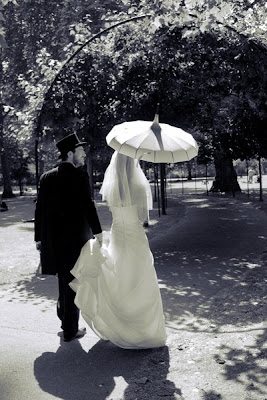 bride-groom-russell-square-portraits bride and groom in russell square for wedding portraits