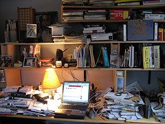 [messy+desk.jpg]