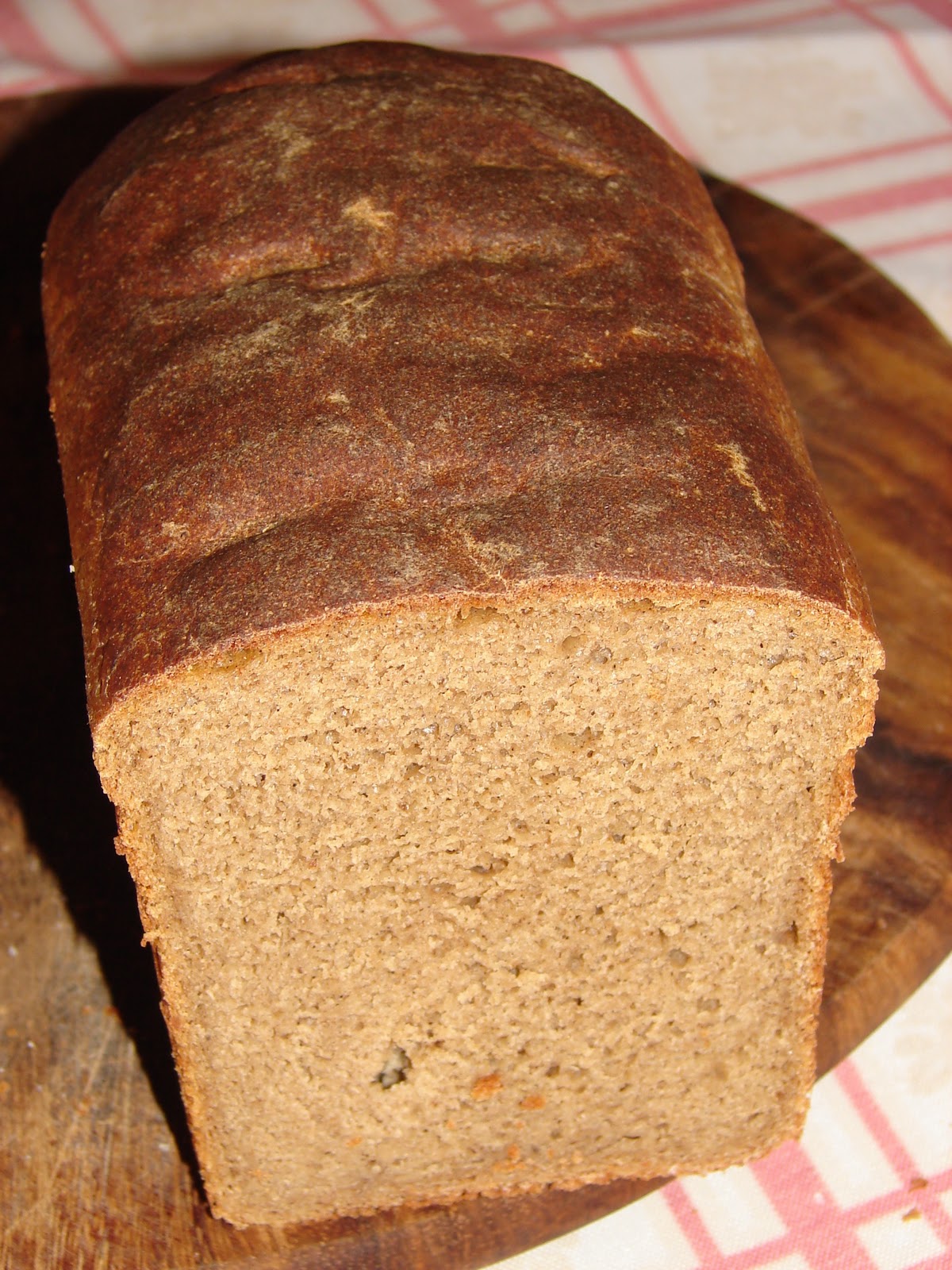 Рецепт вкусного черного хлеба. Черный хлеб. Хлеб ржаной обдирной. Хлеб из ячменной муки. Черный Хонб.