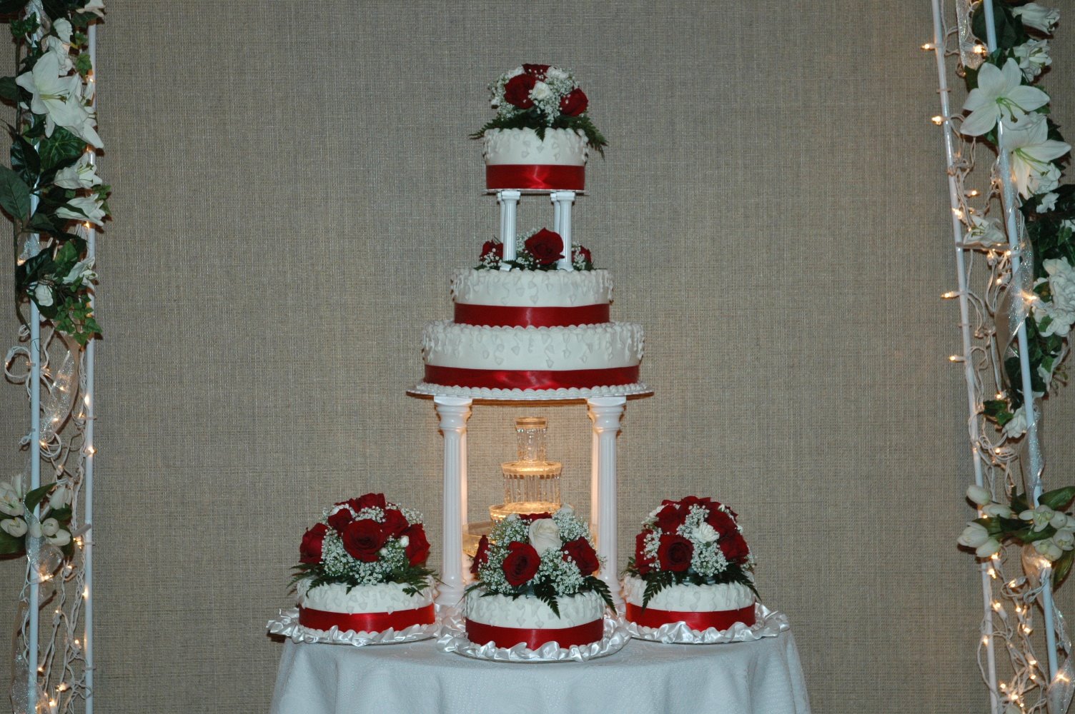 [Ellies+Wedding+Cake.JPG]